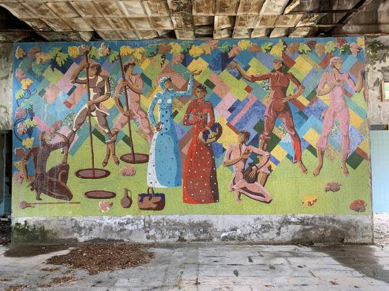 A soviet mosaic in an abandoned sparkling wine factory in Terjola (Robin Simpson)