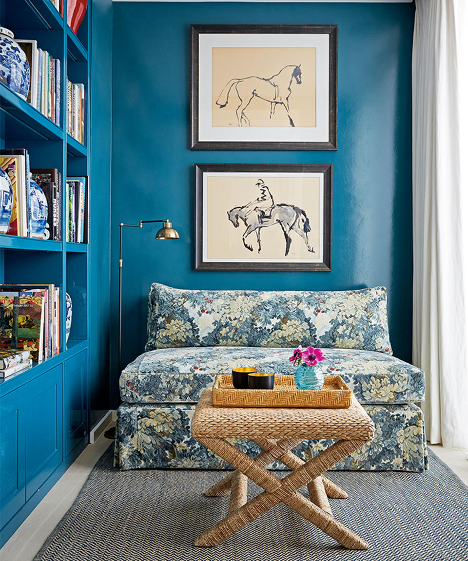 Bookshelf ideas for bedrooms with blue painted walls and shelves