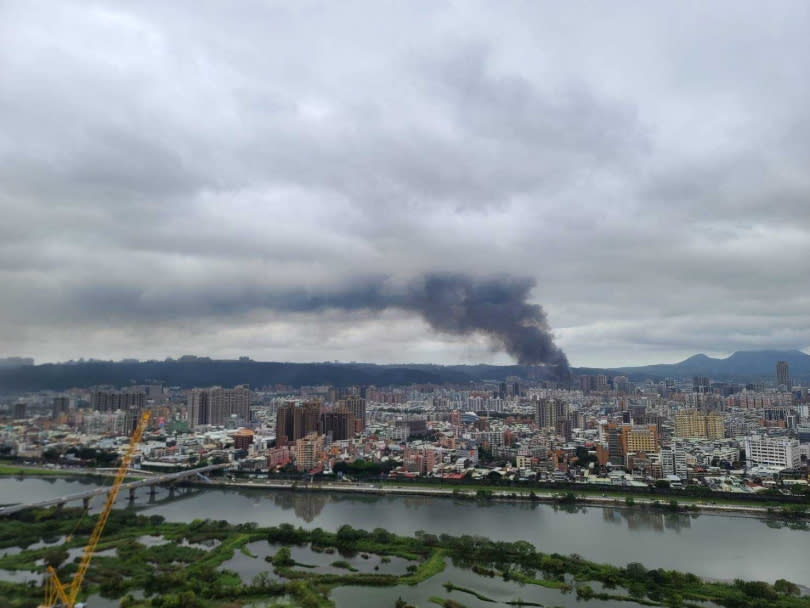 &#x0065b0;&#x005317;&#x005e02;&#x006cf0;&#x005c71;&#x005340;1&#x009593;&#x005bb6;&#x005177;&#x005c55;&#x00793a;&#x008ca9;&#x00552e;&#x005834;&#x004eca;&#x0065e5;&#x004e0a;&#x005348;9&#x006642;&#x008a31;&#x0050b3;&#x0051fa;&#x005927;&#x00706b;&#x00ff0c;&#x0073fe;&#x005834;&#x006fc3;&#x007159;&#x0072c2;&#x007ac4;&#x003002;&#x00ff08;&#x005716;&#x00ff0f;&#x009b4f;&#x00946b;&#x00967d;&#x00651d;&#x00ff09;