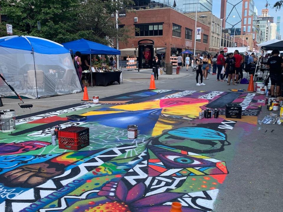 sidewalk art at a street festival in chicago