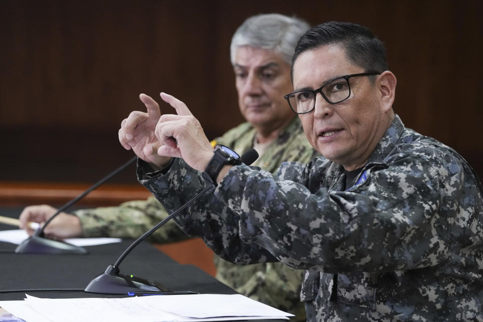 El comandante general de la policía, César Zapata, a la derecha, y el jefe de las Fuerzas Armadas, el almirante Jaime Vela, en una conferencia de prensa sobre operativos de seguridad contra la violencia, en el Ministerio de Defensa en Quito, Ecuador, el martes 23 de enero de 2024. Ecuador se mantiene en estado de excepción, que suspende derechos fundamentales ciudadanos y permite movilizar a los militares a tareas de seguridad. Además, rige un toque de queda de 11.00 de la noche a 5.00 de la mañana. (AP Foto/Dolores Ochoa)