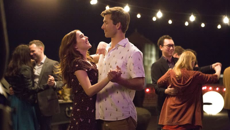 Zoey Deutch and Glen Powell in “Set It Up.” 