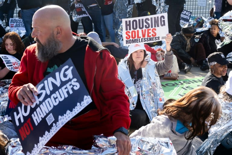 Unos manifestantes apoyan a las personas sin techo ante el Tribunal Supremo de Estados Unidos, en Washington, el 22 de abril de 2024 (Saul Loeb)