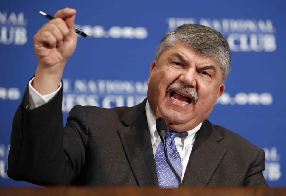 <p>Auch der Präsident der American Federation of Labor and Congress of Industrial Organizations (kurz AFL-CIO), dem mitgliederstärksten Gewerkschaftsfachverband der USA, Richard Trumka, zog sich aus Trumps Wirtschaftsberaterteam zurück. „Wir können nicht in einem Rat eines Präsidenten sitzen, der Bigotterie und heimischen Terrorismus duldet“, gab er in einem gemeinsamen Statement mit seiner Kollegin Thea Lee bekannt. Trumka reagiert damit auf die Tragödie im US-amerikanischen Charlottesville. (Bild:AP Foto/Alex Brandon) </p>