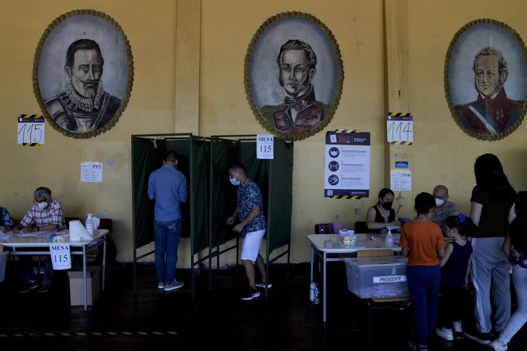 La gente vota en un colegio electoral durante la segunda vuelta de las elecciones presidenciales en Santiago, Chile, el domingo 19 de diciembre de 2021.