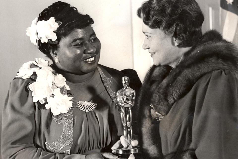 Hattie McDaniel with Oscar in 1939
