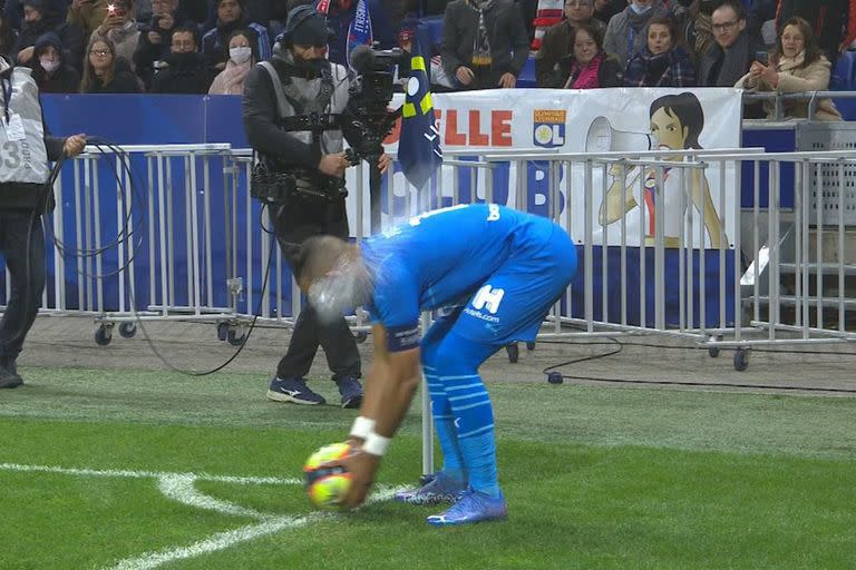 El momento exacto en el que la botella le da a Payet en el rostro