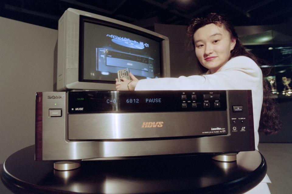 1996: DVD player