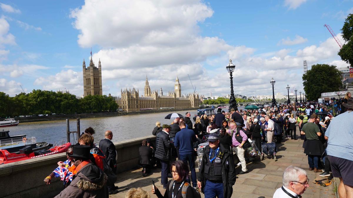 [London Direct]Farewell to the queen’s coffin