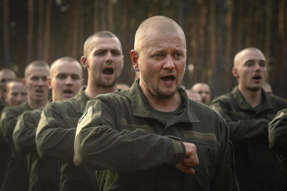 FILE.- Newly recruited soldiers toss their hats as they celebrate the end of their training at a military base close to Kyiv, Ukraine, Monday, Sept. 25, 2023. Ukraine has lowered the military conscription age from 27 to 25 in an effort to replenish its depleted ranks after more than two years of war following Russia's full-scale invasion. The new law came into force Wednesday April 3, 2024, a day after Ukraine President Volodymyr Zelenskyy signed it.(AP Photo/Efrem Lukatsky)