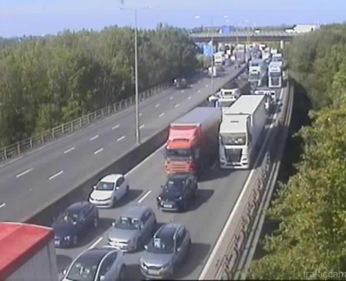 Traffic backs up on the M25 in Kent (Traffic cameras)