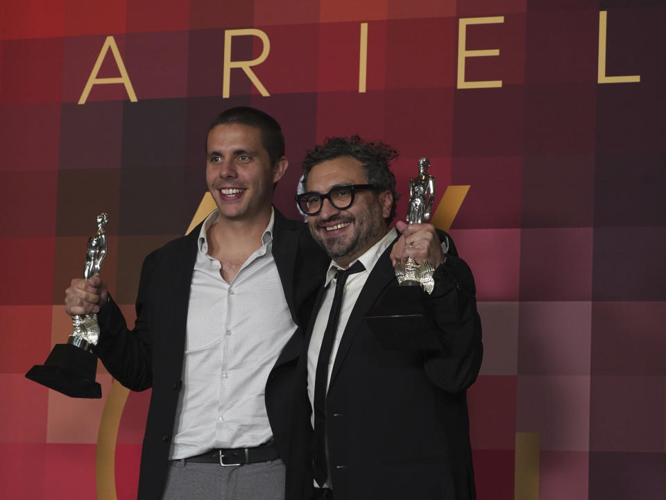 El productor David Gaitán, izquierda, y el director Alonso Ruizpalacios, con sus premios, incluyendo mejor director por "Una pelicula de policías" 64a entrega del Premio Ariel del Cine Mexicano en la Ciudad de México el 11 de octubre de 2022. (Foto AP/Marco Ugarte)