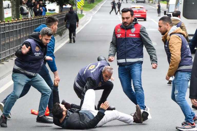 Incidentes en Estambul en la marcha por el 1 de Mayo. (Sercan Ozkurnazli/ dia images via Getty Images)