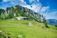 <p>Vor allem Sportler wie Wanderer, Mountainbiker und Gleitschirmflieger lieben die Kampenwand bei Aschau. So kann man von der Bergbahn aus viele Touren mit unterschiedlichen Schwierigkeitsgraden starten. Im Anschluss an eine Klettertour warten viele bewirtschaftete Almen mit einer köstlichen Brotzeit. (Bild: iStock / Claudia Nass)</p> 