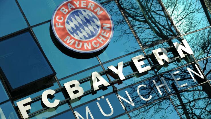 Das Logo des Fußball-Bundesligisten FC Bayern München an einem Gebäude an der Säbener Straße in München. Hier fand auch der Digital Campus statt. Foto: dpa