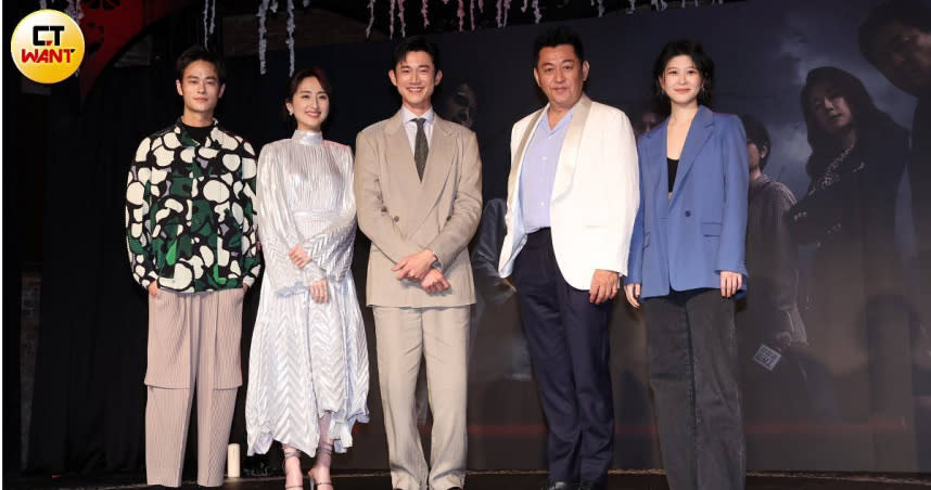 夏騰宏（左起）、柯佳嬿、吳慷仁、庹宗華、江宜蓉主演Netflix懸疑影集《模仿犯》。（圖／焦正德攝）