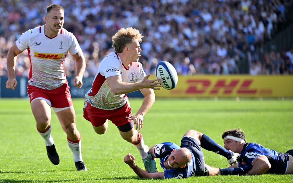 Offload pass by Louis Lynagh of Harlequins during the Investec Champions Cup Quarter Final match between Union Bordeaux Begles and Harlequins at Stade Chaban-Delmas on April 13, 2024 in Bordeaux, France