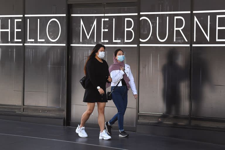 La gente regresa al distrito comercial central de Melbourne el 9 de noviembre de 2020 cuando el gobierno del estado de Victoria de Australia anuncia una flexibilización de las restricciones sin nuevos casos de Covid-19 registrados por décimo día consecutivo