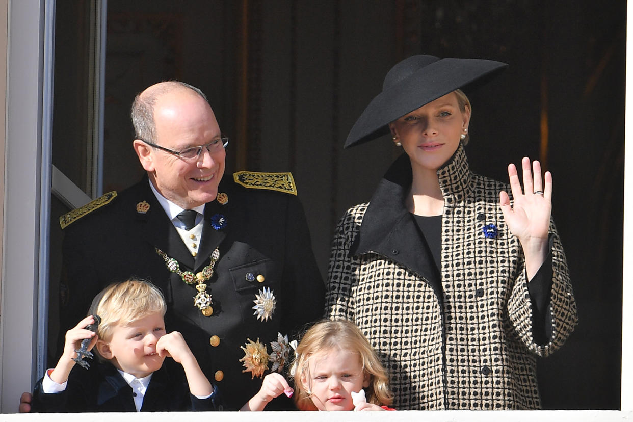 Erbprinz Jacques und Prinzessin Gabriella von Monaco brachten sich Spielzeug mit auf den Balkon. (Bild: Getty Images)