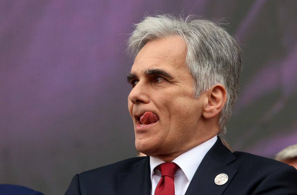 <p>Werner Faymann am 1. Mai 2016 in Wien. (Bild: AP Photo/Ronald Zak) </p>