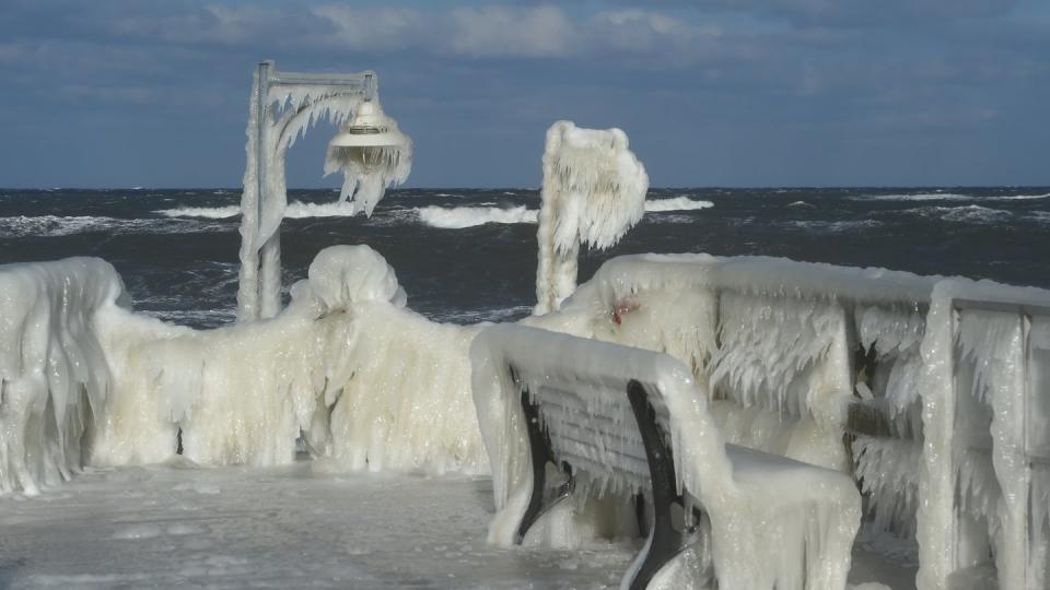 Ein Eispanzer überzieht die Seebrücke im Ostseebad Göhren in Mecklenburg-Vorpommern. Foto: Stefan Sauer