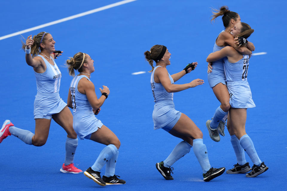 Las jugadoras de Argentina celebran luego que Sofia Cairo, a la derecha, anotara para el triunfo sobre Bélgica en penales en el partido por la medalla de bronce en los Juegos Olímpicos, en el estadio Yves-du-Manoir el viernes 9 de agosto de 2024, en Colombes, Francia. (AP Foto/Aijaz Rahi)