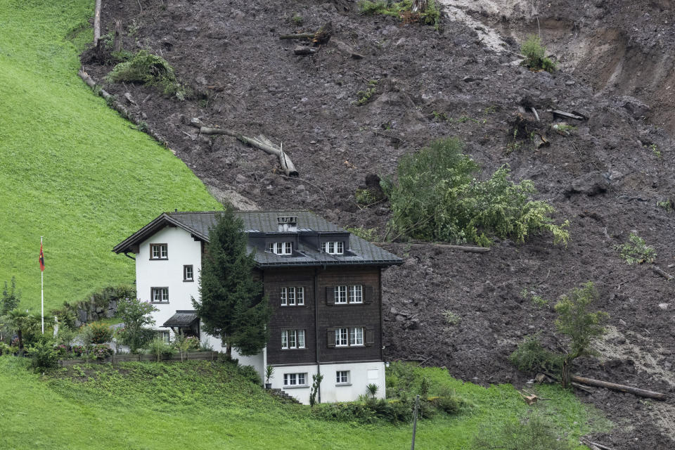 Nach den heftigen Regenfällen und einem großen Erdrutsch rechnen Experten mit weiterer Gefahr. (Bild: Ennio Leanza/KEYSTONE/dpa)