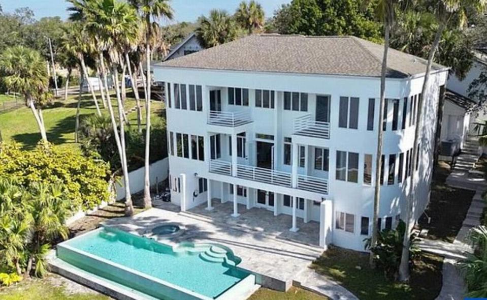 La mansión de Florida que la actriz Kirstie Alley le compró a Lisa Marie Presley hace más de dos décadas se puso recientemente en el mercado por casi $6 millones. Estación Plaza Realty LLC.