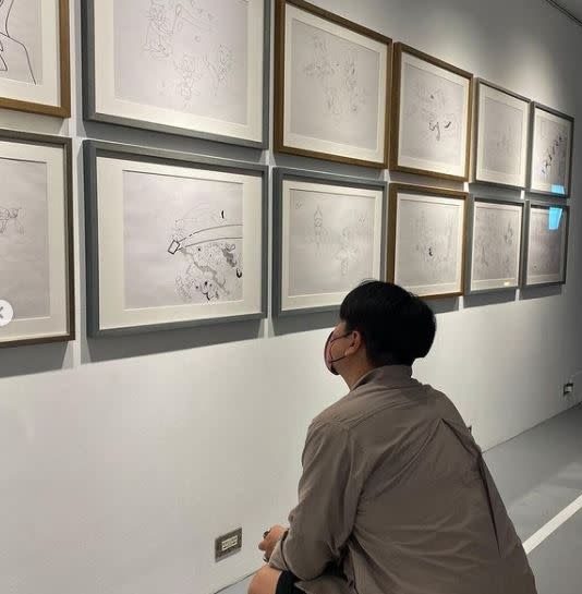 藝人李易前往小鬼個人展覽觀展。（圖／翻攝自李易IG）