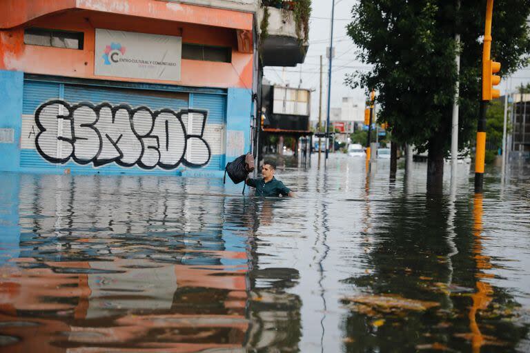 Tormenta en Buenos Aires. Calles inundadas en Avellaneda y otras localidades del sur del Conurbano