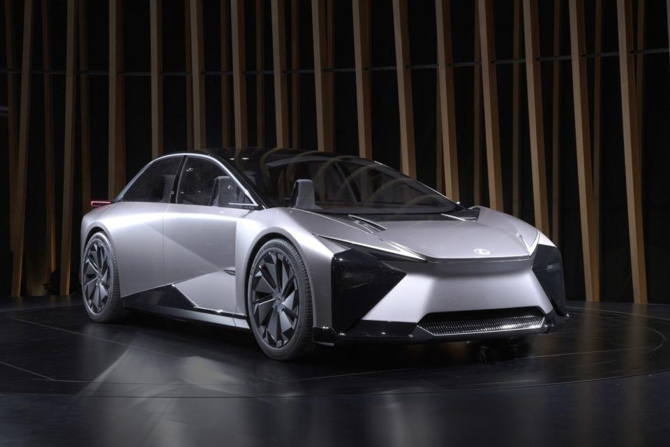 確定會在2026年量產的LF-ZC，車格接近中型房車，也是Lexus邁入新世代的第一步。