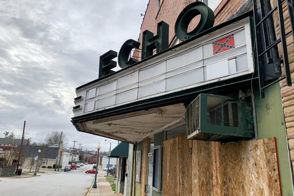 Frente del Teatro Echo de Laurens, Carolina del Sur, otrora un museo y centro de reuniones del Ku Klux Klan que es hoy propiedad de un predicador negro que quiere transformar el sitio en un monumento a la reconciliación. (AP Photo/Sarah Blake Morgan)