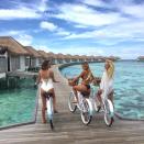 Ist das die heißeste Mädchengang der Welt? Camille Brady (links) und ihre Girls bei einer Radtour auf den Malediven.
