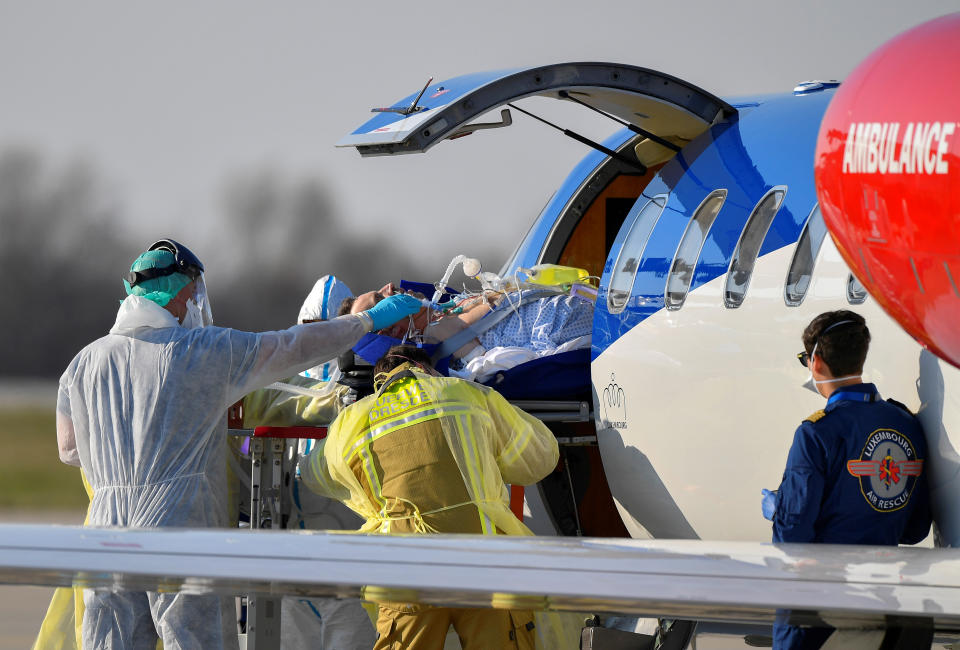 Eine Szene zu Beginn der Pandemie im April 2020: Aus dem überlasteten Frankreich landet ein Flieger in Dresden, um an Corona Erkrankte aufzunehmen. Heute werden Covid-Patienten aus Dresden ausgeflogen (Bild: REUTERS/Matthias Rietschel)