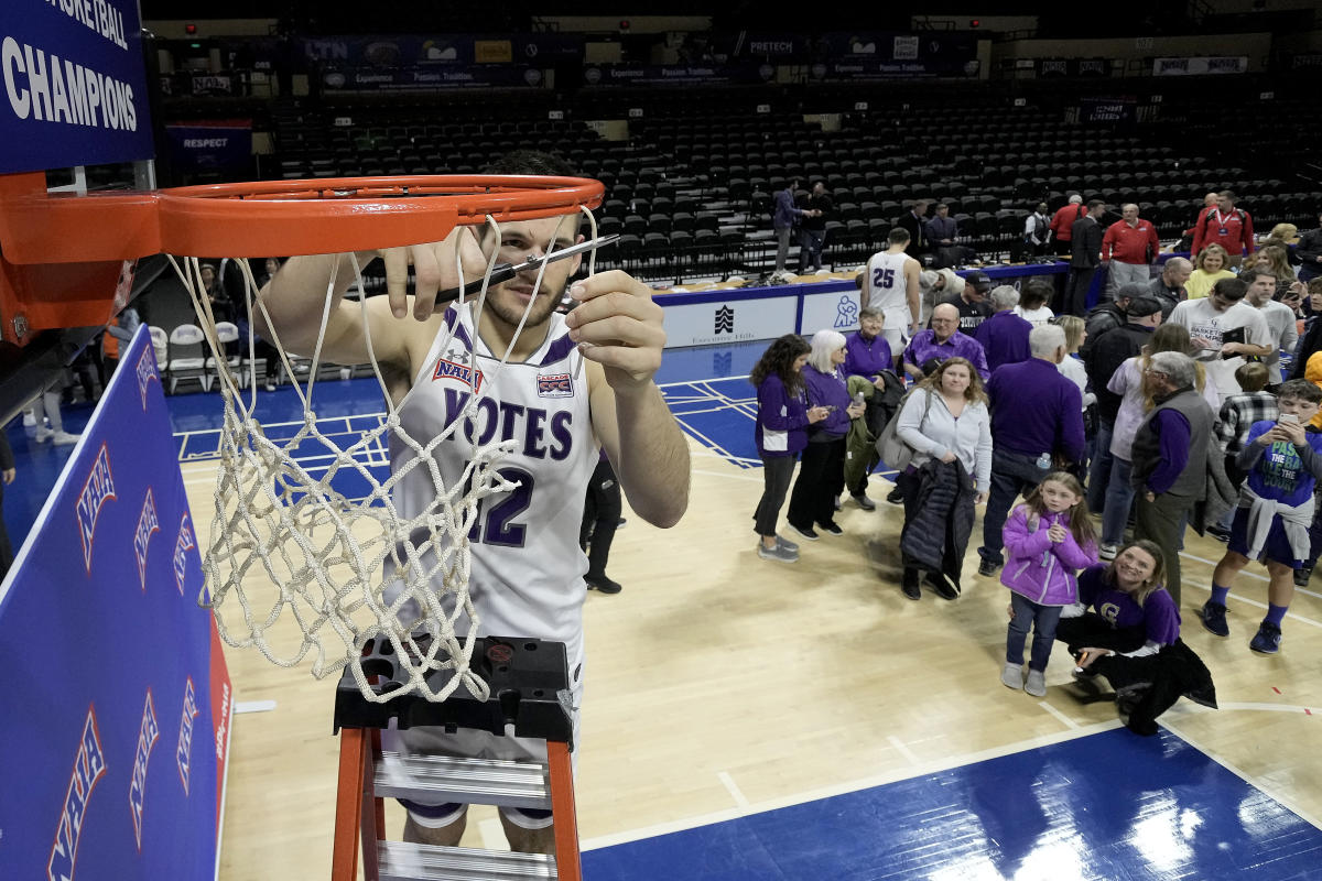 College of Idaho beats Indiana Tech 73-71 to win NAIA title