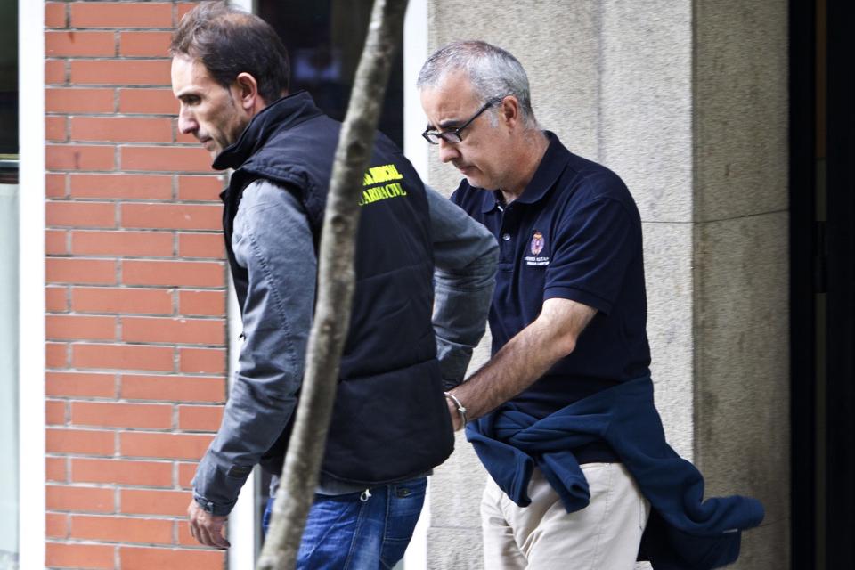 Un miembro de la Guardia Civil escolta al periodista Alfonso Basterra mientras detectives españoles registran su casa en Santiago de Compostela el 26 de septiembre de 2013 durante la investigación del presunto asesinato de su hija adoptiva de 12 años, Asunta. AFP PHOTO / OSCAR CORRAL        (Photo credit should read OSCAR CORRAL/AFP via Getty Images)