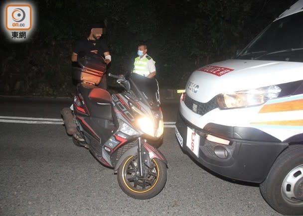 電單車與警車碰撞，警員向涉事南亞裔鐵騎士查問。(楊日權攝)

