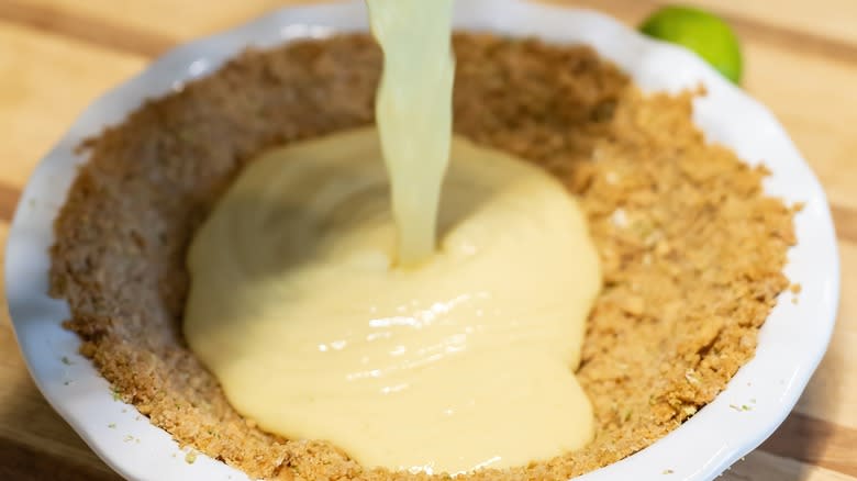 Filling key lime pie crust