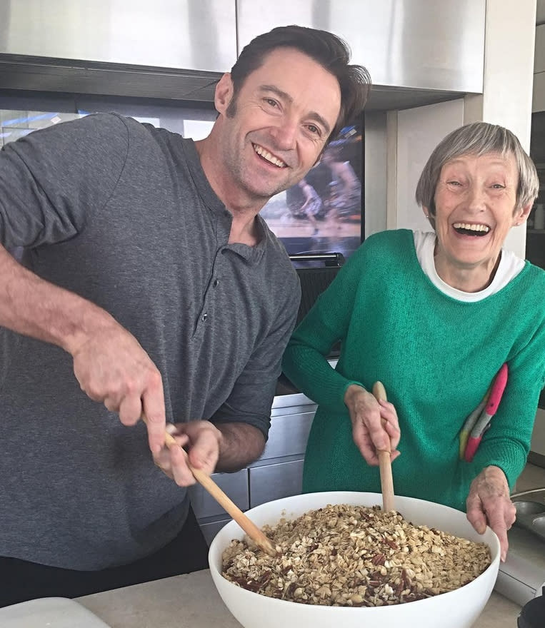 <p>Auch “X-Men”-Badboy Hugh Jackman (48) zeigte auf Instagram diese Woche seine Mama Grace. Die ist auf Besuch beim Sohnemann – und zeigt ihm erst mal, wie man den (Müsli-)Kochlöffel schwingt. (Bild: Instagram/thehughjackman) </p>