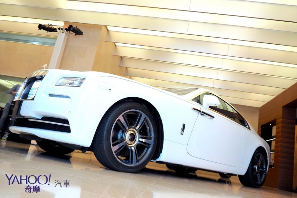 世界唯一現身台灣，Rolls-Royce Blue Magpie Phantom Drophead Coupé極致奢華女神降臨