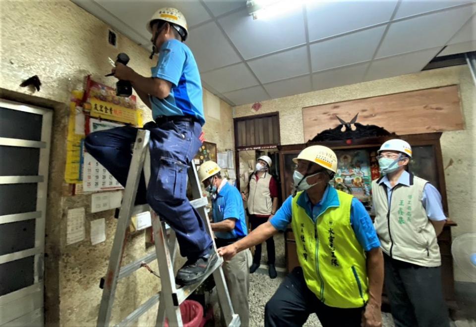 台南市勞工局「做工行善團」志工協助案家修繕房屋。（勞工局提供）