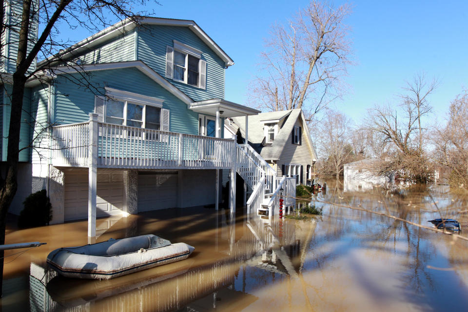 <p>Residents are forced to use boats and kayaks to get to their homes along the Ohio River after it flooded Louisville, Ky., Feb. 26, 2018. (Photo: John Sommers II/Reuters) </p>