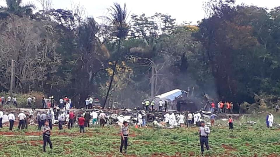 Rettungsteams sind nahe des Internationalen Flughafens Havanna im Einsatz. Foto: Andrea Rodriguez/AP