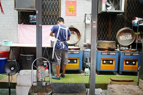 【台中美食】藏身巷弄，比臉大蔥花千層大餅。黑龍江蔥花千層大餅