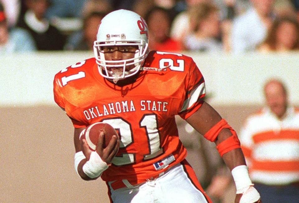 STILLWATER, OK - 1986-88:  Runningback Barry Sanders #21 of the Oklahoma State Cowboys runs the ball upfield for a gain at Boone Pickens Stadium in Stillwater, Oklahoma, circa 1986-88.  (Photo by Oklahoma State/Collegiate Images via Getty Images)