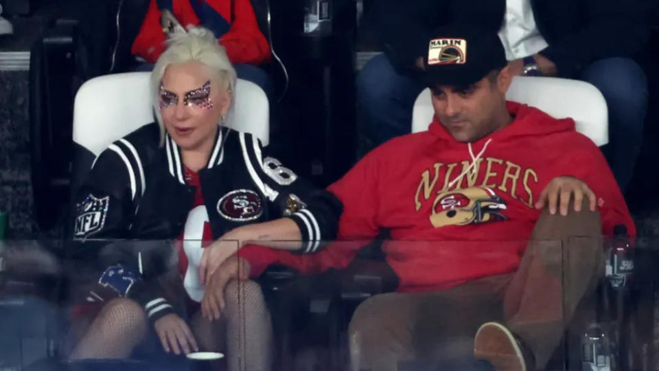 Lady Gaga和男友在看台上觀賽。（圖／翻攝自紐約郵報）