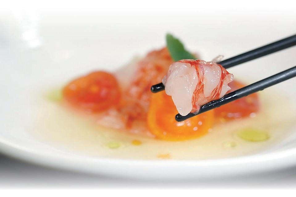 〈旨醞〉套餐前菜〈福爾摩沙〉是〈胭脂蝦．墨魚．番茄清湯〉。圖／姚舜