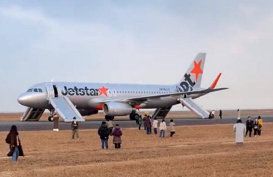 受炸彈威脅的捷星航空班機緊急迫降中部國際機場，網路流出飛機彈出逃生滑梯疏散乘客畫面。（翻攝推特@Kamlesh_ojha1）