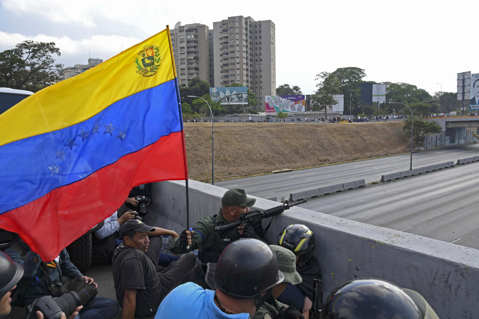 Militares que respaldan al líder opositor y presidente interino autoproclamado de Venezuela toman posiciones frente a la base militar de La Carlota en Caracas, el 30 de abril de 2019