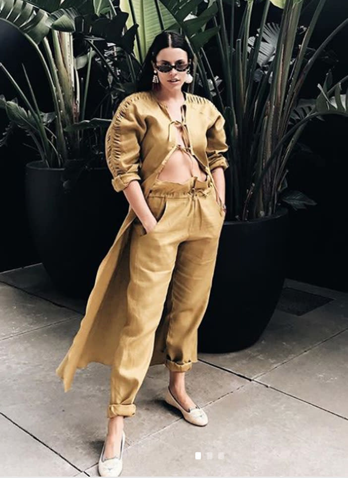 <p>La fashionista argentina optó por un look de verano compuesto por una chaqueta y un pantalón en un tono maíz. <em>Très chic.</em> Foto: <a rel="nofollow noopener" href="https://www.instagram.com/p/Bq8ZmnSl-bE/" target="_blank" data-ylk="slk:instagram.com/imqueena_;elm:context_link;itc:0;sec:content-canvas" class="link ">instagram.com/imqueena_</a> </p>